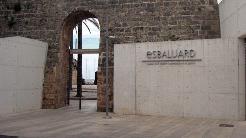 The art museum uses part of the old fortress wall.