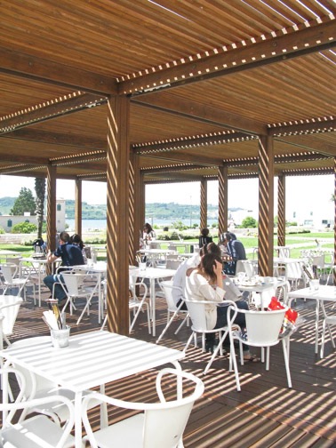 A café on the plaza outside Museu Berardo.